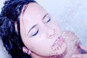 Doccia fredda d’estate? Evita, il rischio d’infarto aumenta