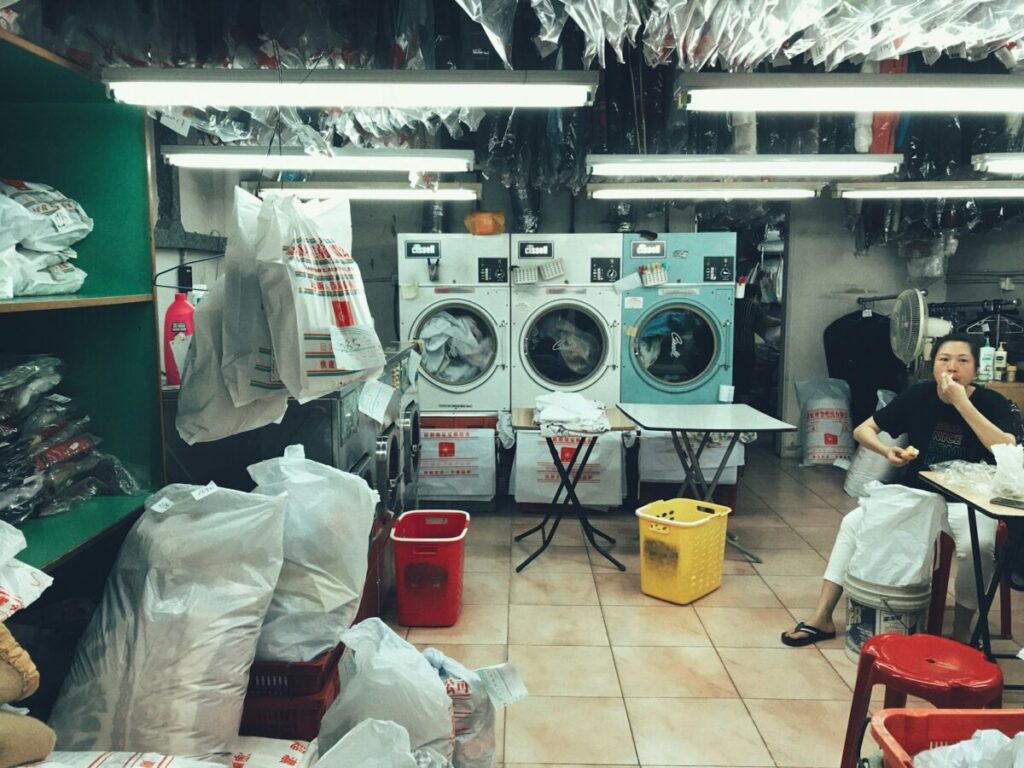 Compri usato? Dietro quel vestito potresti scoprire loro