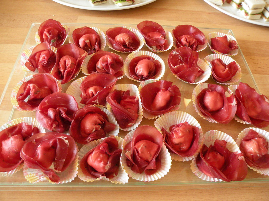 Bresaola: principi nutrizionali, cosa contiene il cibo diventato famoso all’improvviso Bresaola: principi nutrizionali, cosa contiene il cibo diventato famoso all’improvviso