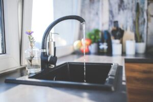 Bere acqua ogni giorno? Si certo, ma quanto fa davvero bene?