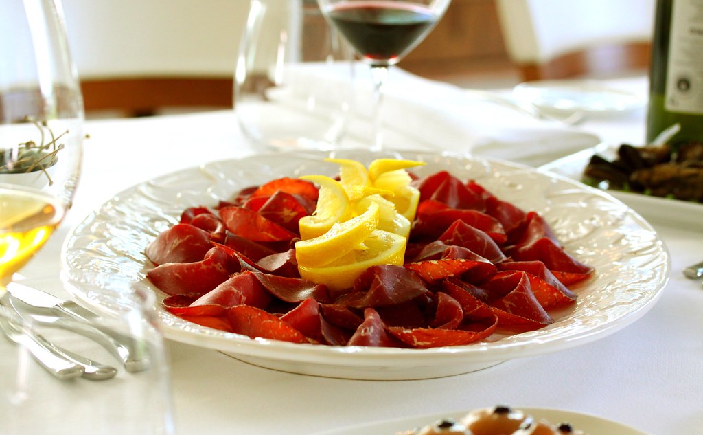 Bresaola: principi nutrizionali, cosa contiene il cibo diventato famoso all’improvviso Bresaola: principi nutrizionali, cosa contiene il cibo diventato famoso all’improvviso