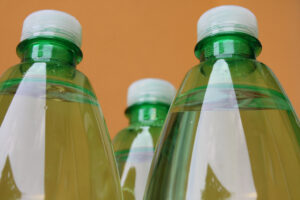 Bevande ricche di microplastiche: la pessima notizia che arriva dal Regno Unito