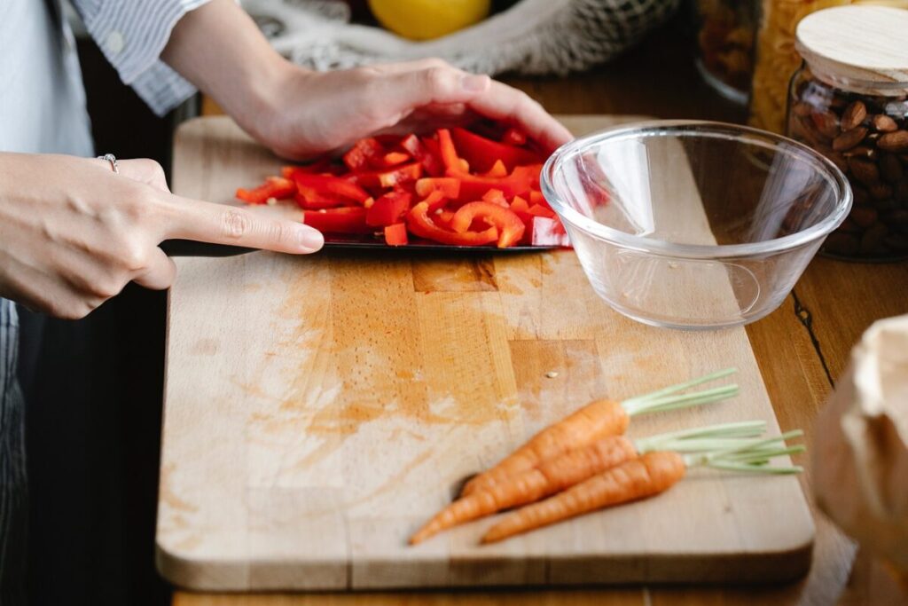 Taglieri e microplastiche: cosa rischiamo davvero in cucina? Taglieri e microplastiche: cosa rischiamo davvero in cucina?