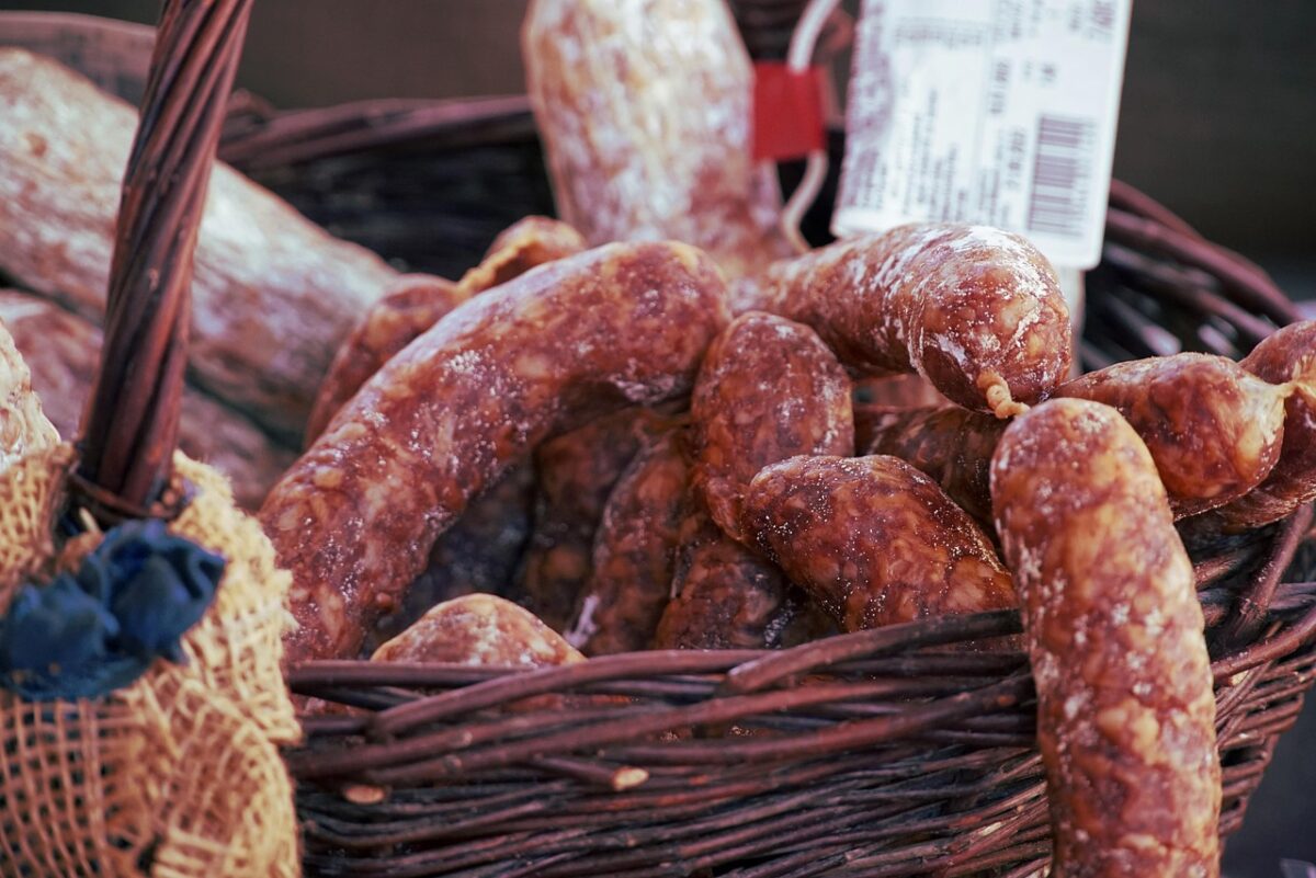 Ritirati un infuso biologico e un salame IGP: rischi chimici e microbiologici