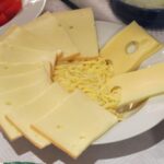 Richiamo per rischio Listeria e contaminazione chimica: ritirati formaggi e spezie da Iperal, Tigros e altri marchi