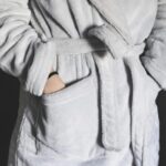 Over 65? Meglio ridurre le docce: il consiglio dei dermatologi per proteggere la pelle matura