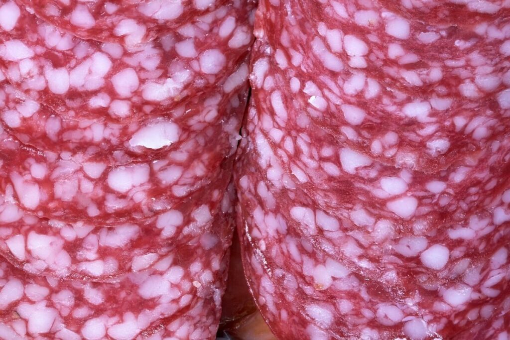 Allerta salame nostrano con aglio: richiamo per rischio Listeria