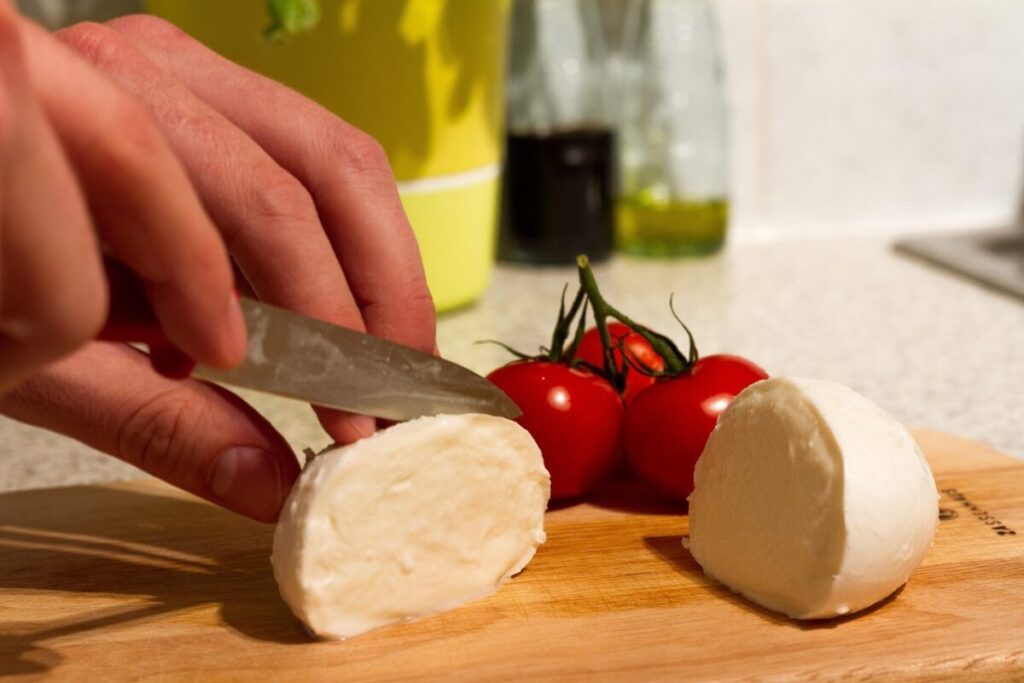 Nuovi richiami alimentari nel 2026: mozzarella, pandori, gamberi e pasta di acciughe ritirati dal mercato