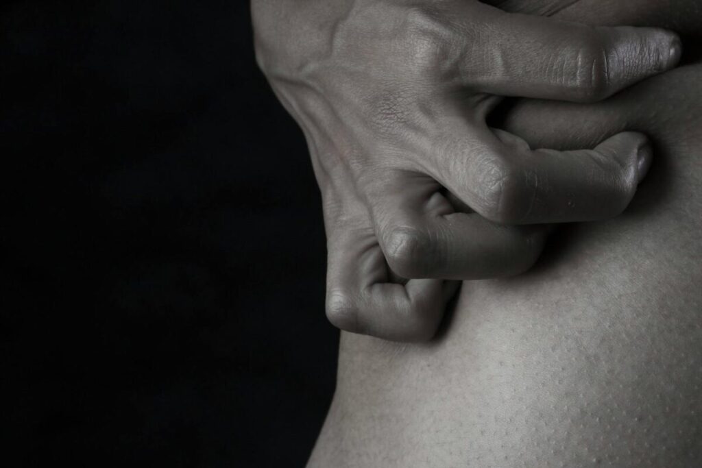 Ansia e prurito: quando il corpo parla dello stress e come intervenire