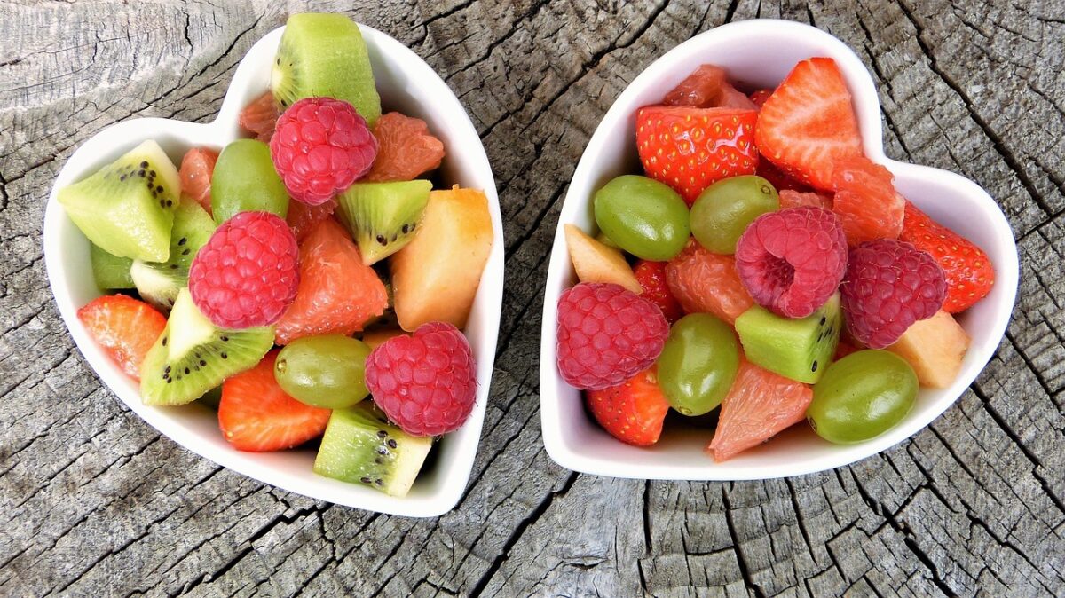 Mai mangiare la frutta da sola? I 4 abbinamenti che aiutano a tenere sotto controllo la glicemia