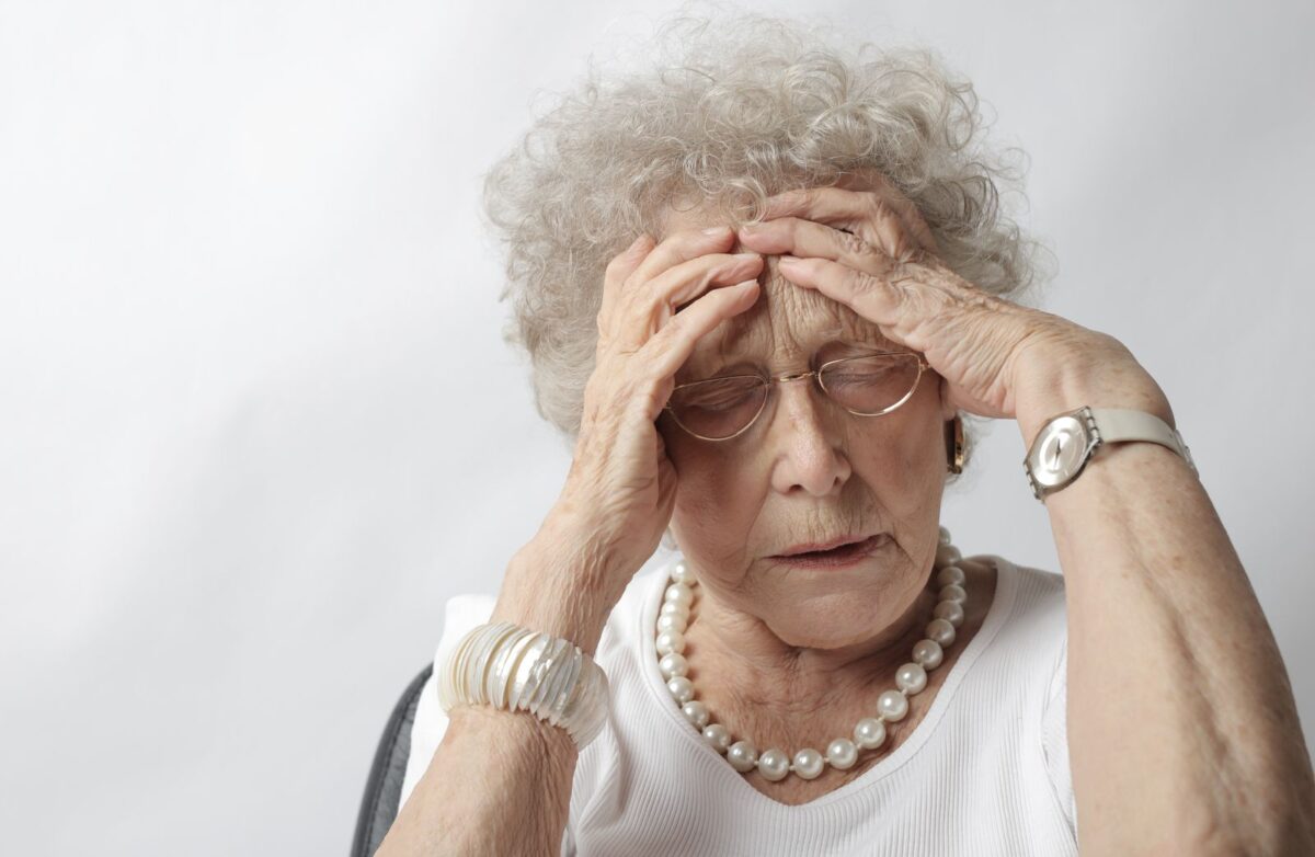 Alzheimer, i campanelli d’allarme si nascondono nel linguaggio: ecco cosa osservare