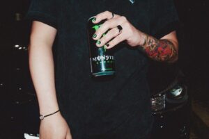 Inghilterra, stop agli energy drink per gli under 16: cosa cambia da aprile 2027