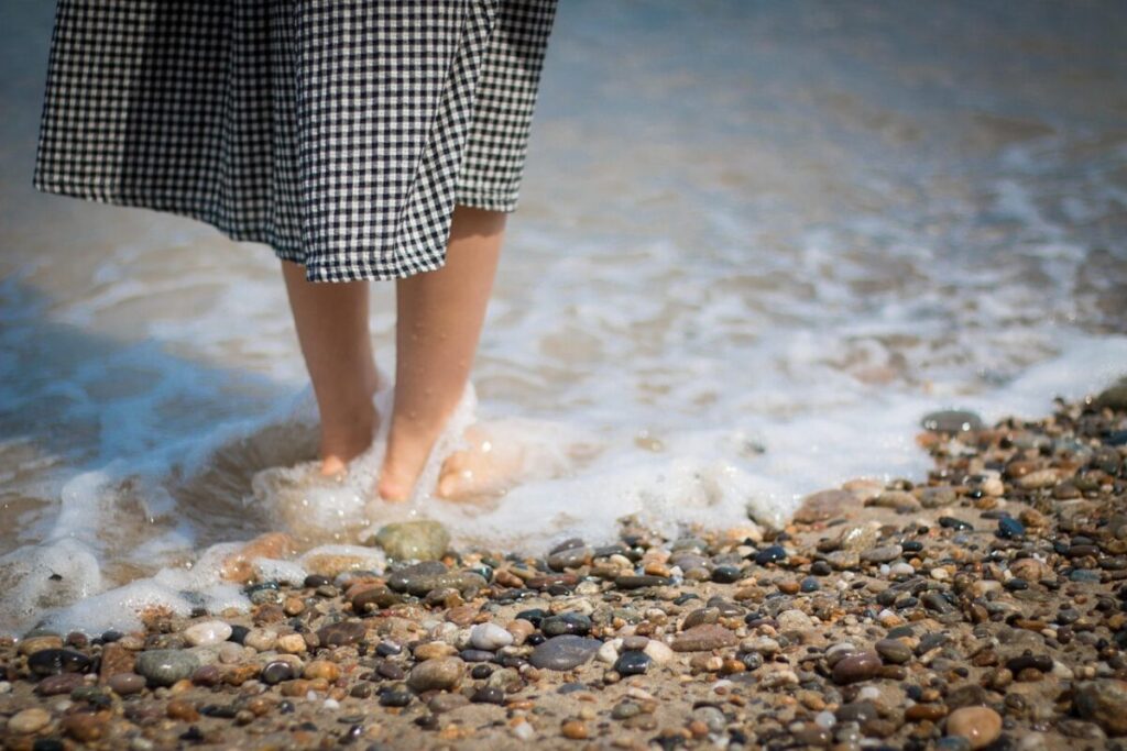 Camminare a piedi scalzi sulla spiaggia fa bene più di quanto immagini Camminare a piedi scalzi sulla spiaggia fa bene più di quanto immagini