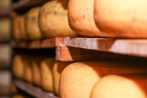 Due nuovi richiami alimentari segnalati dal Ministero della Salute: formaggio a latte crudo e pesto rosso De Cecco
