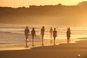 Camminare a piedi scalzi sulla spiaggia fa bene più di quanto immagini