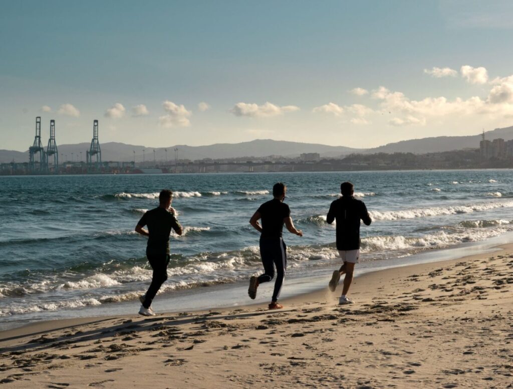 Allenarsi sulla sabbia: benefici, rischi e consigli per farlo bene in spiaggia Allenarsi sulla sabbia: benefici, rischi e consigli per farlo bene in spiaggia