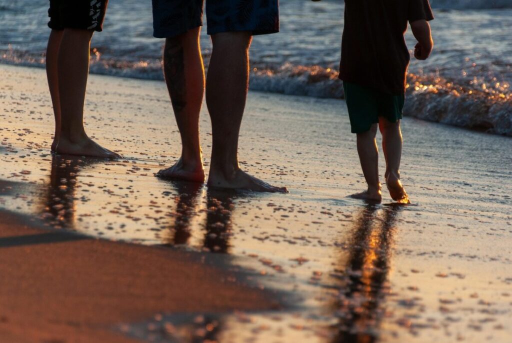 Camminare a piedi scalzi sulla spiaggia fa bene più di quanto immagini Camminare a piedi scalzi sulla spiaggia fa bene più di quanto immagini