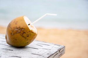 Con il caldo l’acqua non basta: cosa bere e mangiare per idratarsi davvero