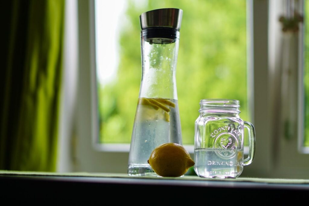 Con il caldo l’acqua non basta: cosa bere e mangiare per idratarsi davvero Con il caldo l’acqua non basta: cosa bere e mangiare per idratarsi davvero