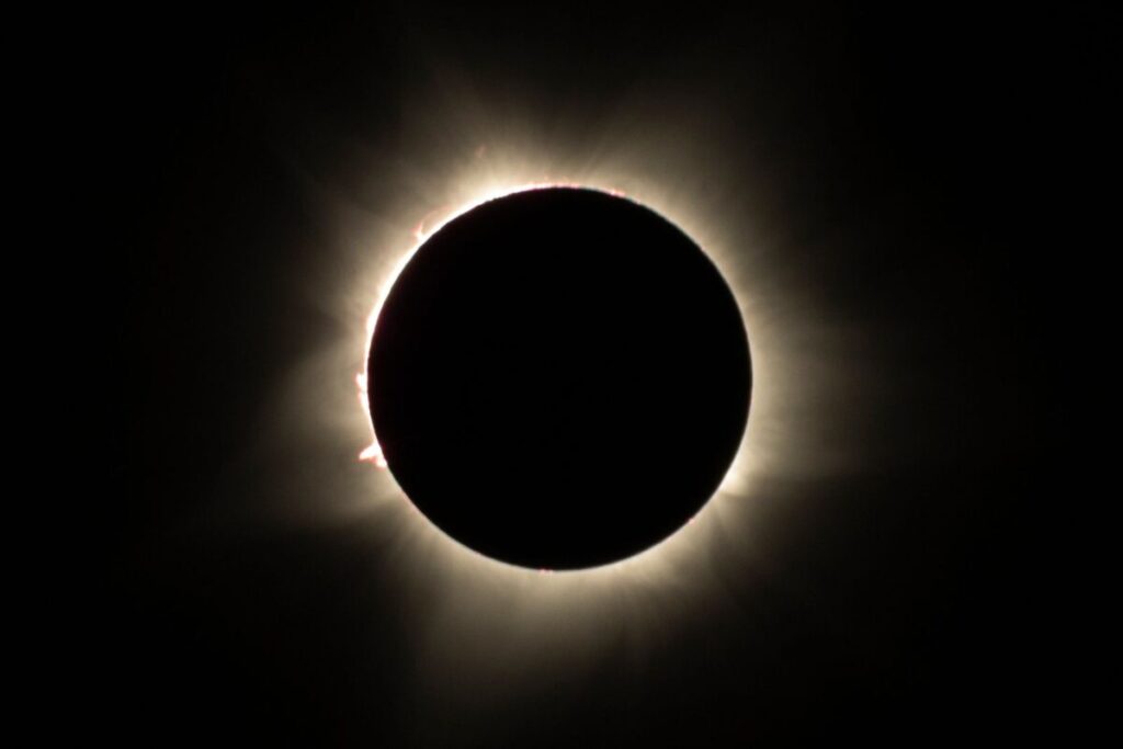 Eclissi solare del 12 agosto: come osservarla in sicurezza dall’Italia e cosa aspettarsi Eclissi solare del 12 agosto: come osservarla in sicurezza dall’Italia e cosa aspettarsi