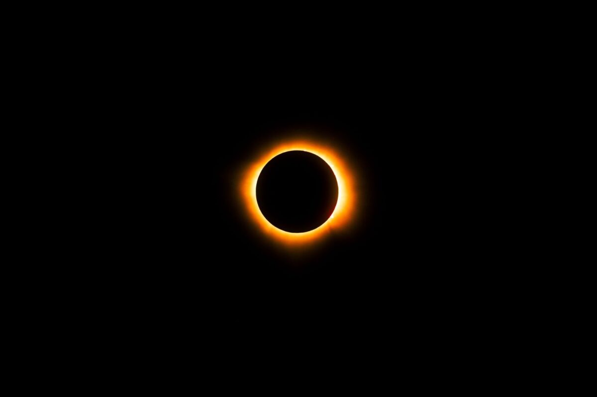 Eclissi solare del 12 agosto: come osservarla in sicurezza dall’Italia e cosa aspettarsi Eclissi solare del 12 agosto: come osservarla in sicurezza dall’Italia e cosa aspettarsi