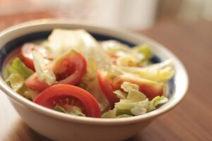 Due morti per ciclosporiasi in Michigan: cresce l’allarme negli Stati Uniti per l’insalata contaminata