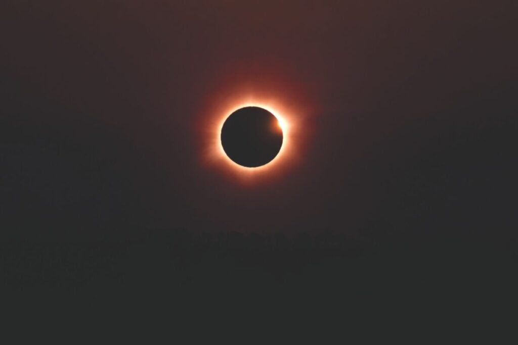 Eclissi solare del 12 agosto, tra fascino e allarme: a Milano e Roma i primi accessi nei pronto soccorso oculistici Eclissi solare del 12 agosto, tra fascino e allarme: a Milano e Roma i primi accessi nei pronto soccorso oculistici