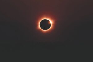 Eclissi solare del 12 agosto, tra fascino e allarme: a Milano e Roma i primi accessi nei pronto soccorso oculistici