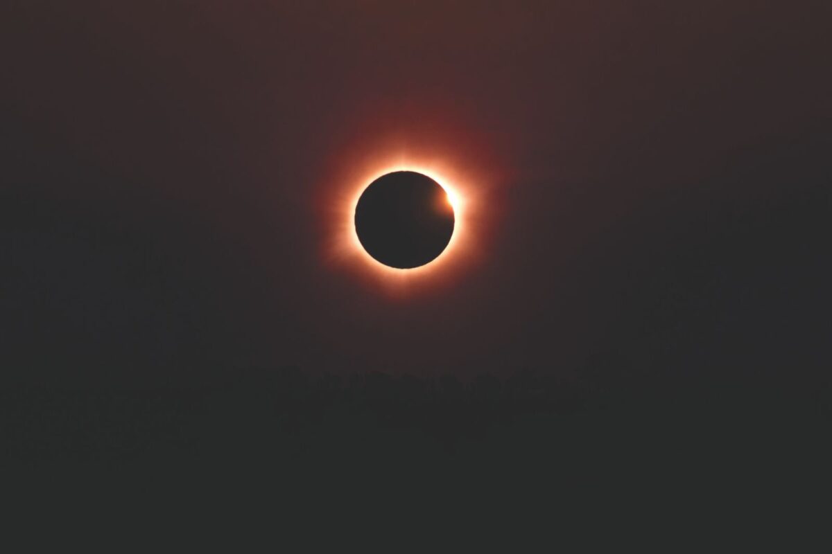 Eclissi solare del 12 agosto, tra fascino e allarme: a Milano e Roma i primi accessi nei pronto soccorso oculistici Eclissi solare del 12 agosto, tra fascino e allarme: a Milano e Roma i primi accessi nei pronto soccorso oculistici