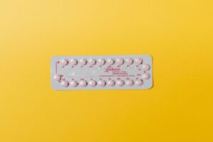 Contraccettivi, nuova allerta Aifa: il legame con il rischio di meningioma e i farmaci coinvolti