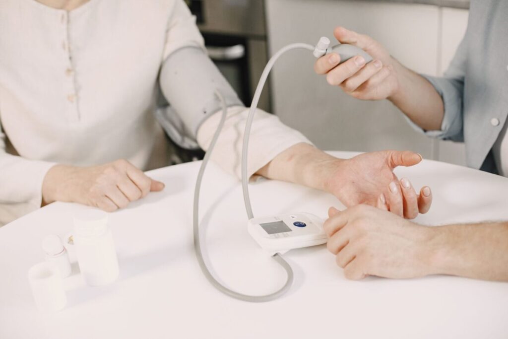 Colesterolo alto per anni: cosa succede davvero al corpo e come intervenire in tempo