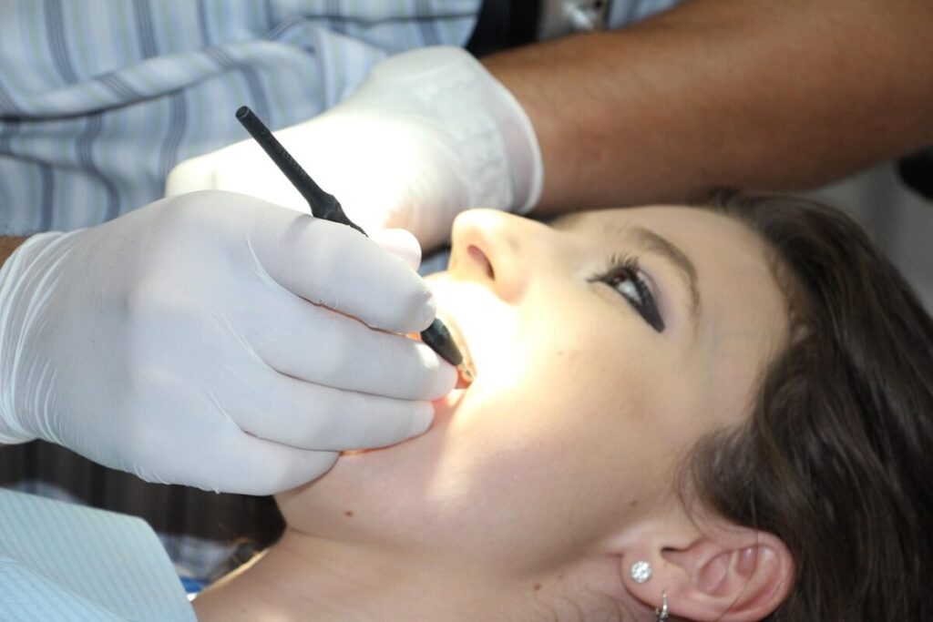 Denti che cadono: i 5 segnali silenziosi da riconoscere prima che sia troppo tardi Denti che cadono: i 5 segnali silenziosi da riconoscere prima che sia troppo tardi