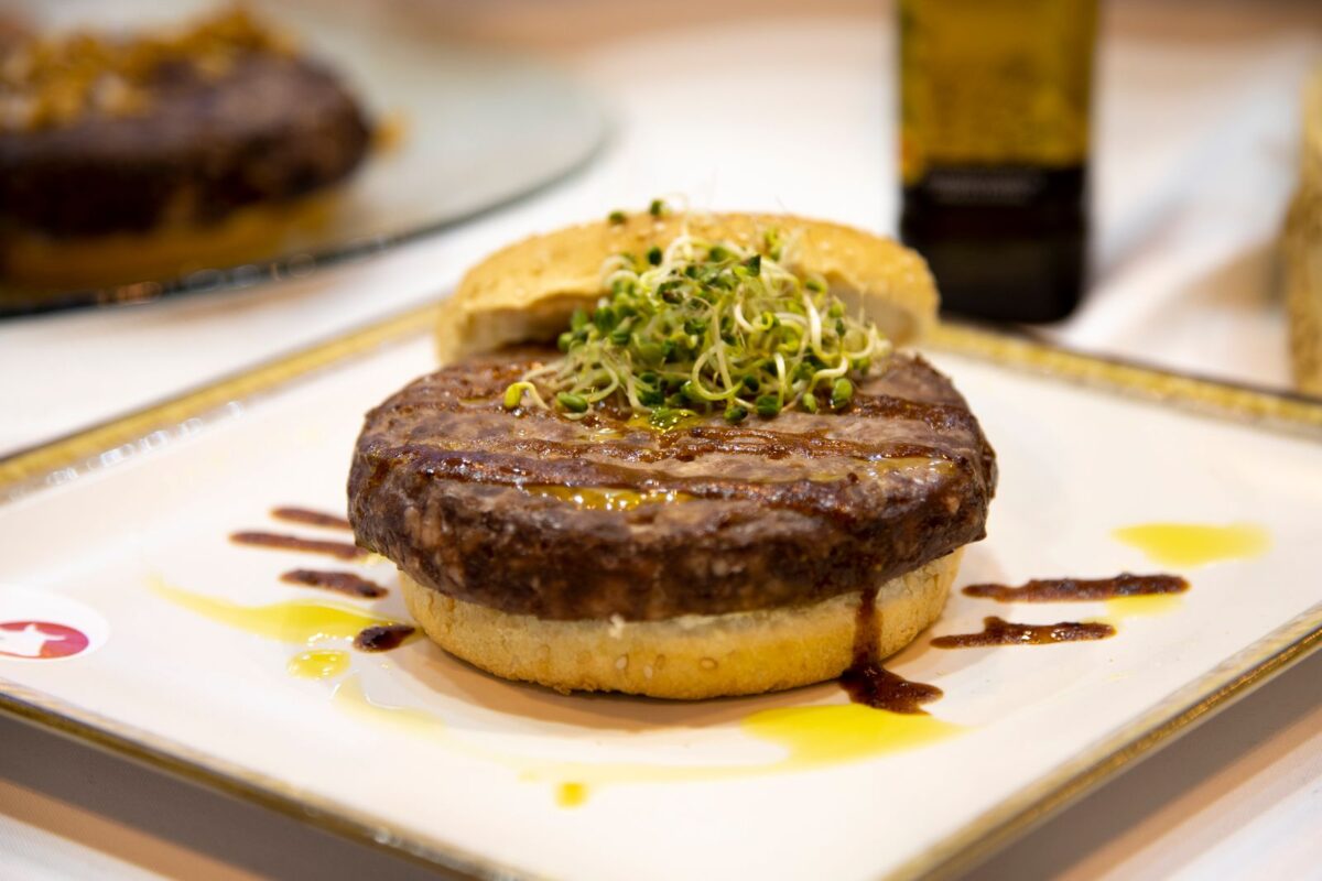 Richiamo per hamburger di bufalo: rischio salmonella in un lotto Gran Selezione Famiglia Ambrosini