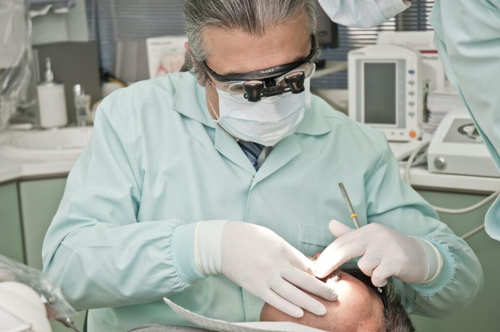Denti che cadono: i 5 segnali silenziosi da riconoscere prima che sia troppo tardi Denti che cadono: i 5 segnali silenziosi da riconoscere prima che sia troppo tardi