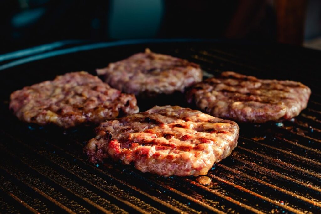 Richiamo per hamburger di bufalo: rischio salmonella in un lotto Gran Selezione Famiglia Ambrosini