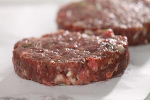 Richiami alimentari nel weekend: hamburger di scottona, calamari patagonici e uova nel mirino del Ministero