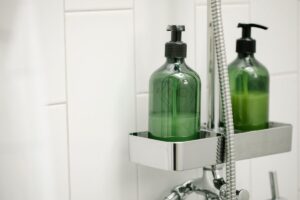 Sostanza tossica nei cosmetici: ritirati profumo e docciaschiuma per la presenza di Lilial