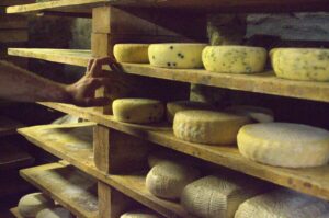 Due nuovi richiami alimentari: formaggio Valtellina Casera DOP e pezzente della montagna materana
