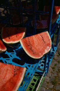 Mangiare frutta aiuta a tenere sotto controllo il colesterolo: i 9 frutti che fanno bene a cuore e arterie