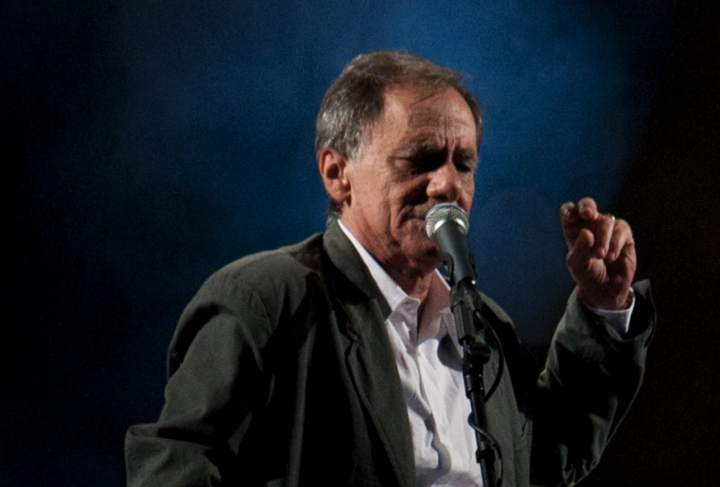 Galleria foto 'Roberto Vecchioni, che malattia ha? Il problema di salute che lo terrà lontano dal palco' - foto 2
